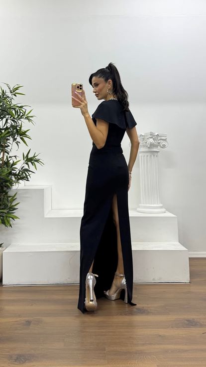 Schwarzes Abendkleid mit Stehkragen, modernem Schnitt und besonderem Design